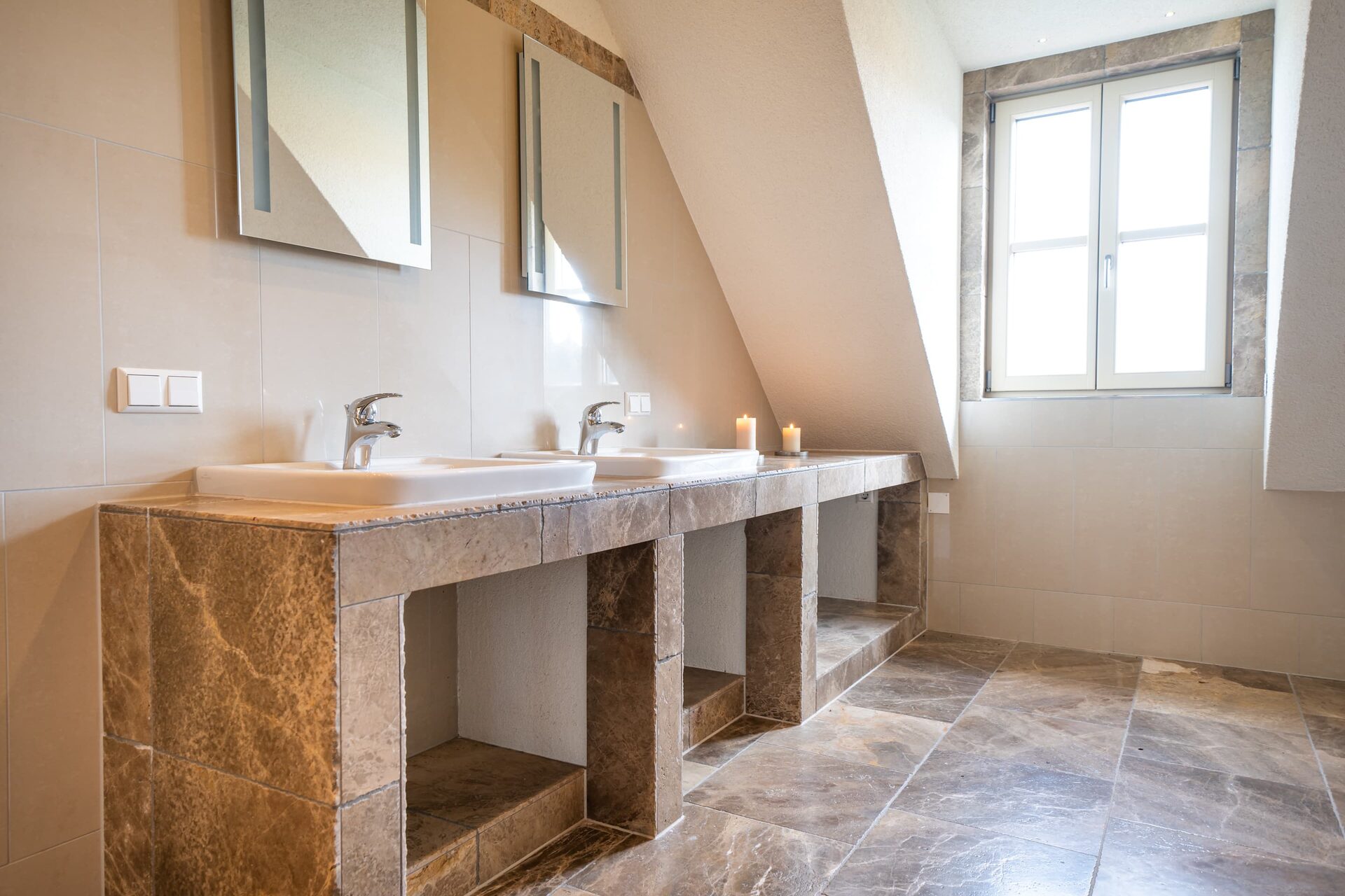 Immobilien badezimmer interieur — Moritz Scheer