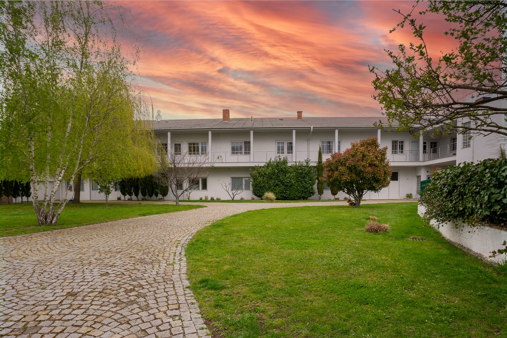 Immobilien exterieur haus wiese sonnenuntergang — Moritz Scheer