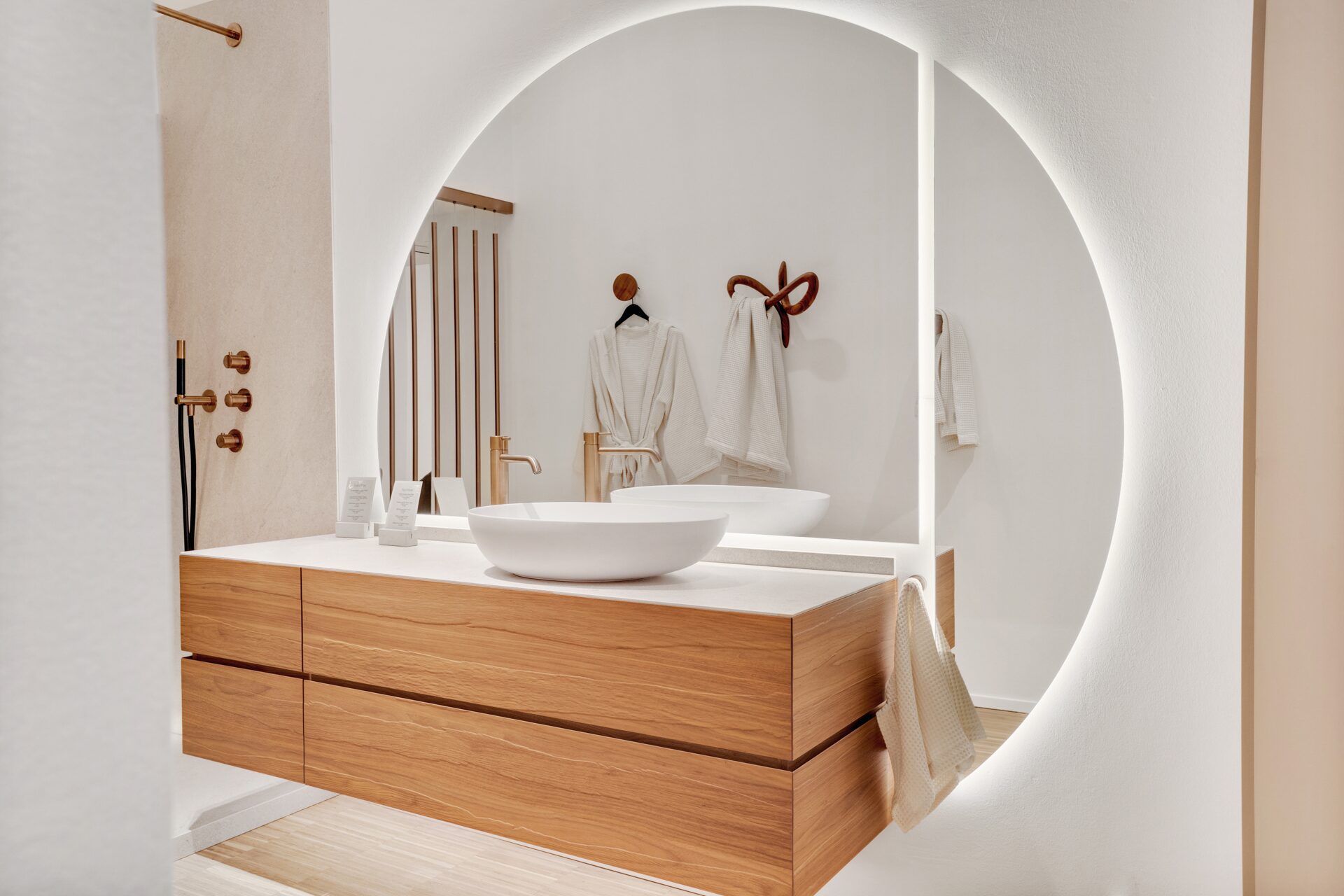 Immobilien interieur badezimmer spiegel — Moritz Scheer