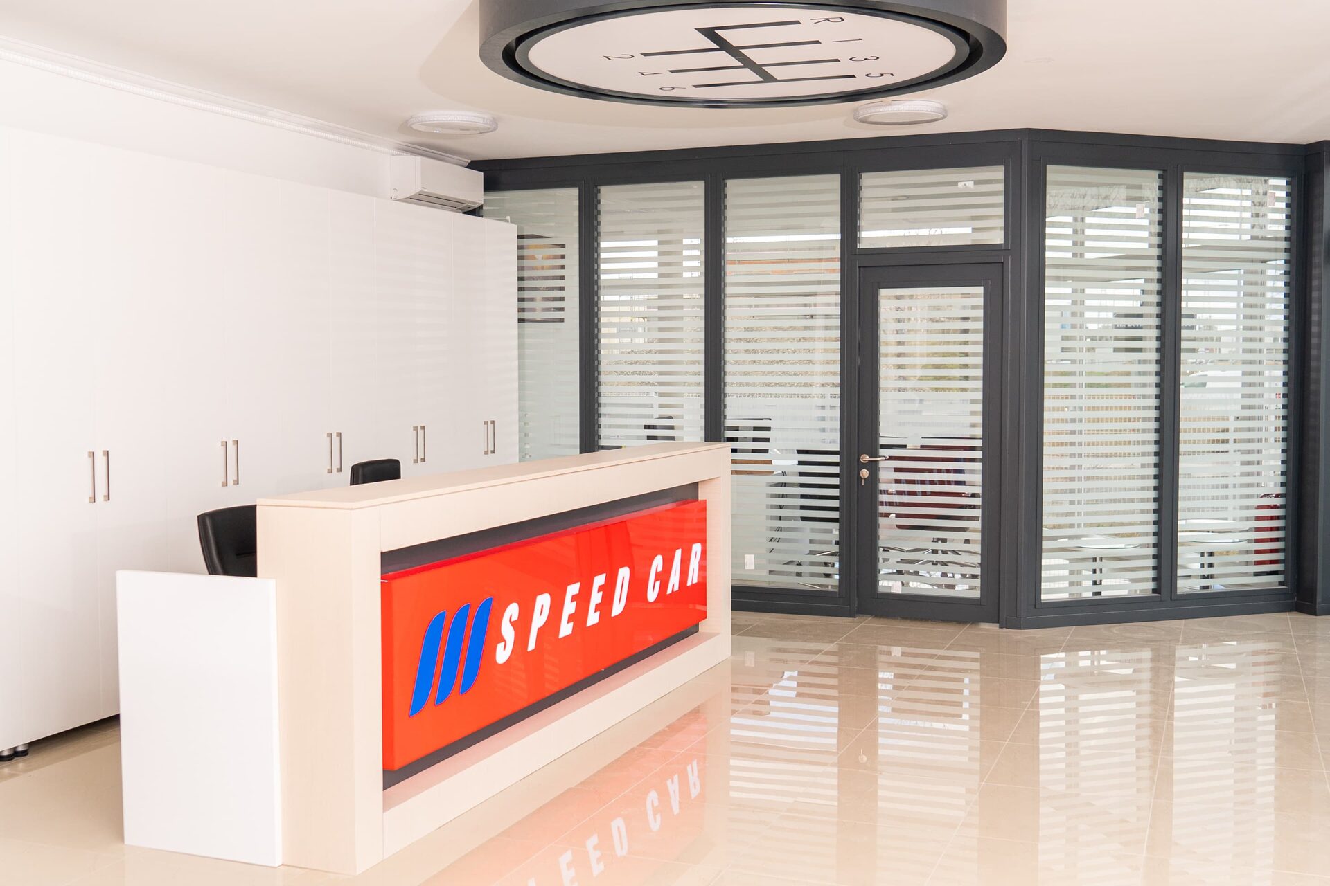 Unternehmen speedcar werkstatt büro — Moritz Scheer