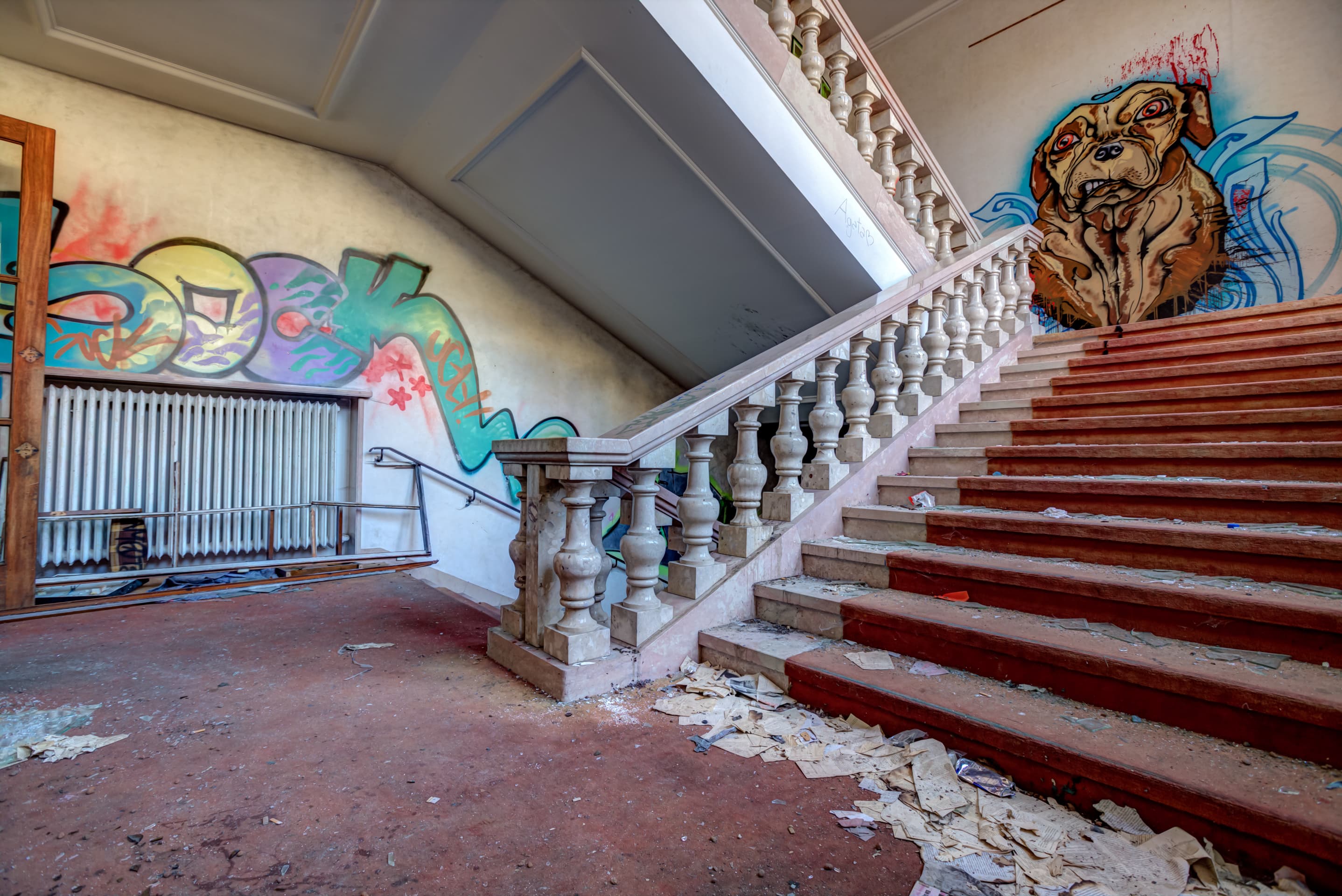 Klinik — Stiege mit Graffiti